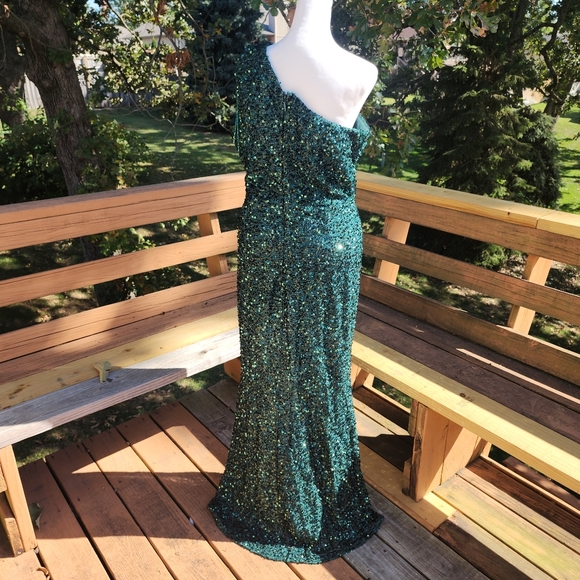 ‼️SOLD‼️Green Sequin Gown by FASHION NOVA - GORGEOUS!! - Picture 4 of 12